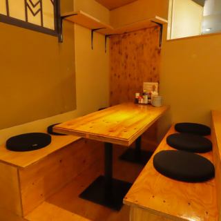 4名様、6名様用テーブル席も完備。