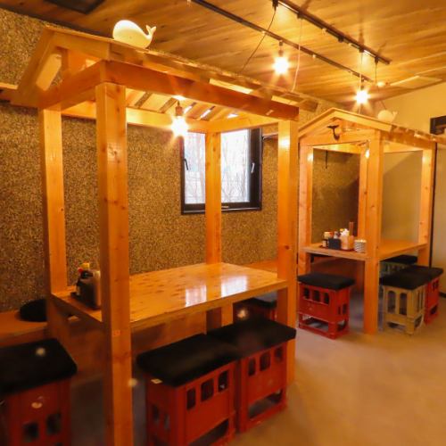 4名様、6名様用テーブル席も完備。