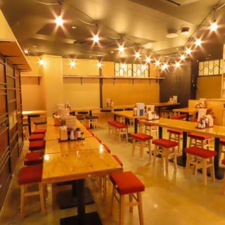 70名様までご利用可能なお席もあり。にぎわう店内がお客様の宴を彩ります。