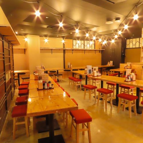 70名様までご利用可能なお席もあり。にぎわう店内がお客様の宴を彩ります。