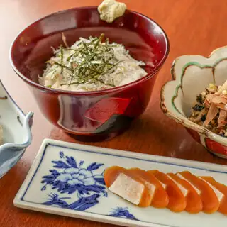 They also have unique delicacies that pair well with alcohol, such as "Shrimp-filled Okara (soy pulp)".