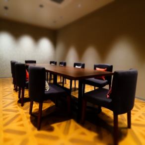 【個室でくつろぎ空間を】仲間との集いの場として、新しい出会いの場として、大人の遊び場として、是非お気軽にご利用くださいませ。各種貸切パーティーなども承っております。人数や詳細などはご相談ください！
