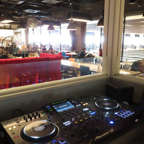 DJブース/ボウリング/バー/個室/VIPルームなど充実した設備が自慢です。総席数は100席ございますので、大人数で貸切パーティーや打ち上げ会場としてもご利用可能です◎また、各種宴会や同窓会、結婚式2次会などシーンに合わせたコースもございます。お気軽にご利用ください。≪ご予約や人数や詳細のご相談承っております≫