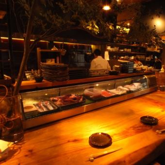ショーケースにはいつも新鮮な鮮魚がお出迎え。旬の魚と全国から集まる日本酒やワインとの組み合わせもスタッフにお尋ねください！！