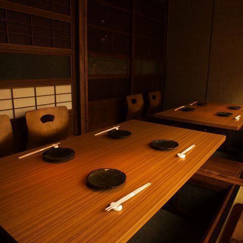 24様で宴会をお楽しみいただける掘りごたつのお座敷席や、足を伸ばしてゆったりとお過ごしいただける座敷のお部屋では、最大収容人数は着席でのご利用が可能です。また、お一人様でのご来店も大歓迎です。ご家族でのお食事や、会社のご友人とのお集まり、女子会など歓送迎会に、様々なシーンでご活用ください。