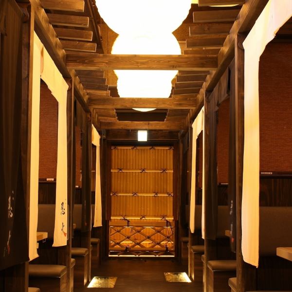 ≪落ち着いた店内でごゆっくりと≫当店は、無煙炭火ロースターを使用しているため、匂いや煙を気にせずにお食事をお楽しみ頂けます。４名様掛けや６名様掛けのボックス席でゆったりとおくつろぎ下さい。