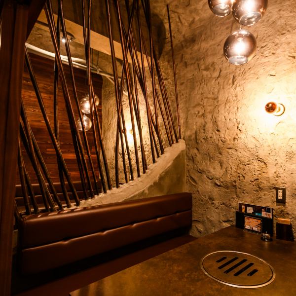 外観やインテリアにこだわり、モダンな雰囲気の店舗となっております。ペア席・半個室席・完全個室席をご用意しております。接待やお食事会、記念日、さらには忘新年会や歓送迎会など様々なシーンでご利用いただけます。