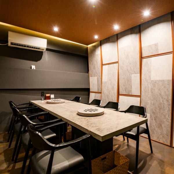 ２階の個室は貸切が可能。20名様まで利用可能となっております。国際通りの喧騒を避けるようにひっそりと佇む当店で、厳選した食材を心ゆくまでお愉しみください。