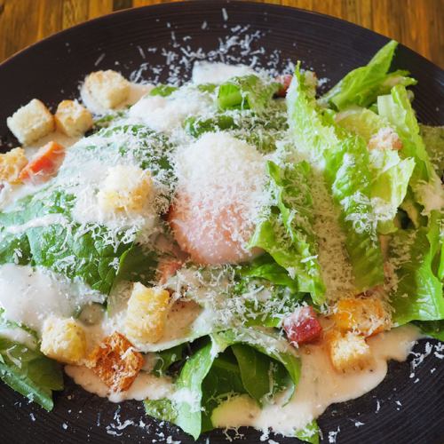 Romaine lettuce Caesar salad with hot balls Regular