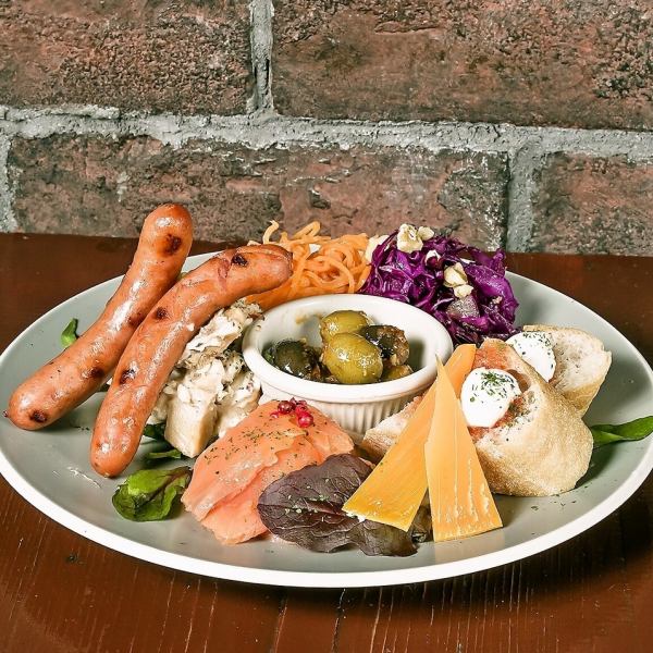 【まずはこれ!】当店自慢の前菜が日替わりで楽しめる!前菜盛り合わせ1408円