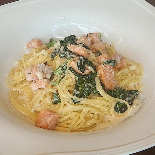 サーモンとほうれん草のクリームのパスタ