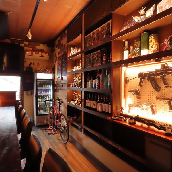 店内には80年代から現代までの【アニメグッズやフィギュア】がずらりと並び、まるで大人の秘密基地！懐かしいアイテムから最新のフィギュアまで、見ているだけでワクワクする空間です☆アニメ好きにはたまらない、心躍るひとときをどうぞ♪