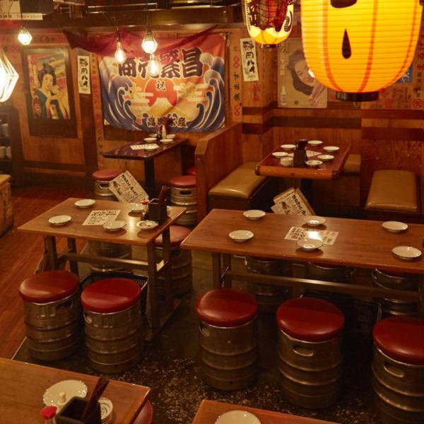 Inside the shop where the big flag is reflected on the naked light bulb and the fisherman's net is stretched over the ceiling is a space reminiscent of the fish market ♪ The shoulder is brought together and the casual banquet suits well for lively brewing!