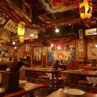 您可以以靜岡的酒吧胡同的形象享受整個“魚鱒魚”。這家商店雖然有雜七雜八的氣氛，但也有幾分懷舊的氣氛。