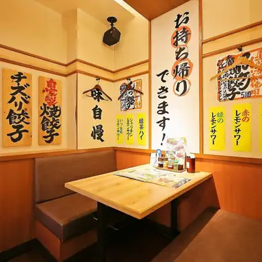 【仲間とのお食事会や女子会に最適★】両側ソファータイプのシートでゆったり寛げるテーブル席は、小さなお子様がいるパパママも安心してご利用いただけます！平日の夜はお得な【お会計１０％OFFクーポン】を活用して、当店自慢の中華料理と冷えた生ビールをリーズナブルにご堪能あれ♪クーポンページもチェック必須です！