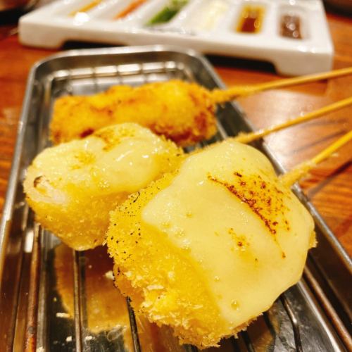 The secret of crispy fried kushikatsu is oil and bread crumbs! Homemade sauce