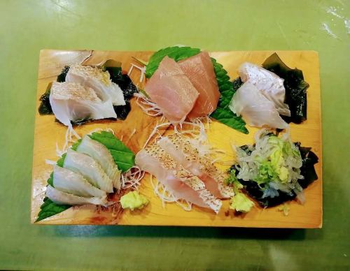 今天的生魚片拼盤：蓮子鯛、藍鰭鮪魚、平頭魚、目魚、橫筋鯛、生銀魚。每份1280日元。照片顯示 1 份。