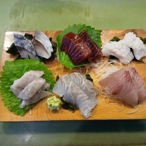 今日の刺身盛り　金華しめさば　インド鮪　湯引き鱧　えんがわ　平目　毘沙門わらさ　1人前1280円　写真は1人前
