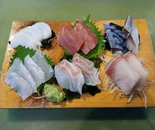 今日の刺身盛り　水タコ　本まぐろ　金華しめさば　きじはた　真鯛　ぶり　1人前1280円　写真は1人前