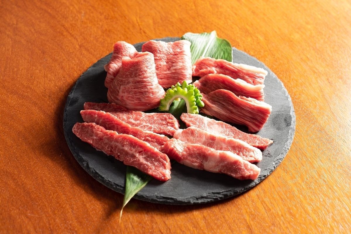 Enjoy grilled meat and horse sashimi of the rare Japanese beef "Aka beef" sent directly from Kumamoto!