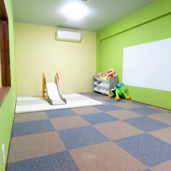 【お子様連れOK◎専用キッズルーム有！】お子様連れのお客様にも安心してご利用いただける専用のキッズルームを完備しております。明るく楽しい雰囲気で、お子様が遊べるスペースやおもちゃがございますので退屈することなく楽しい時間を過ごせます。お子様の様子を見守りながらリラックスしたひとときをお過ごしください。