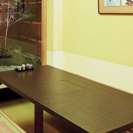 【파고타츠 반 개인실:~10분】10분까지 이용하실 수 있는 차분한 분위기의 반 개인실석.주위를 신경쓰지 않고 대화가 연주하는 프라이빗 공간은, 소인원으로의 연회나 접대, 회식에 최적.게다가 인원수나 용도에 맞추어 레이아웃 변경도 가능.칸막이를 조정하는 것으로, 최대 40분까지의 단체님용의 좌석도 만들 수 있습니다.