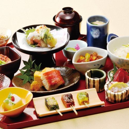 おかげさまで大好評！名物「十菜膳」