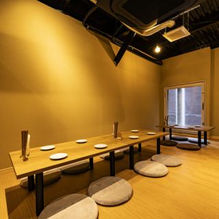 【テーブル×12名様着席可能】クラシックな木の温もり溢れるのおしゃれなテーブル席。友人同士のご利用におすすめ！#大阪ごはん #大阪産 #黒毛和牛 #なにわ黒牛 #創作和食 #すき焼き #しゃぶしゃぶ #鍋 #土鍋ごはん #新年会 #歓迎会 #送別会 #女子会 #大人デート