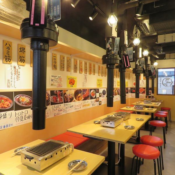 ふたごの店内はパイプいすと卓上のガスコンロという懐かしいテイスト。コンロはお店のコンセプトにこだわり廃盤のコンロを復刻したレア物！流れる音楽も2000年代J-POPで、どこか懐かしさが漂います。