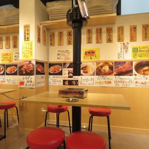 最大4名様テーブル×8席、2名様テーブル×２席ご用意ございます！※感染防止の観点から、お席の間隔をあけている場合がございます。詳しくは店舗までお問合せください。