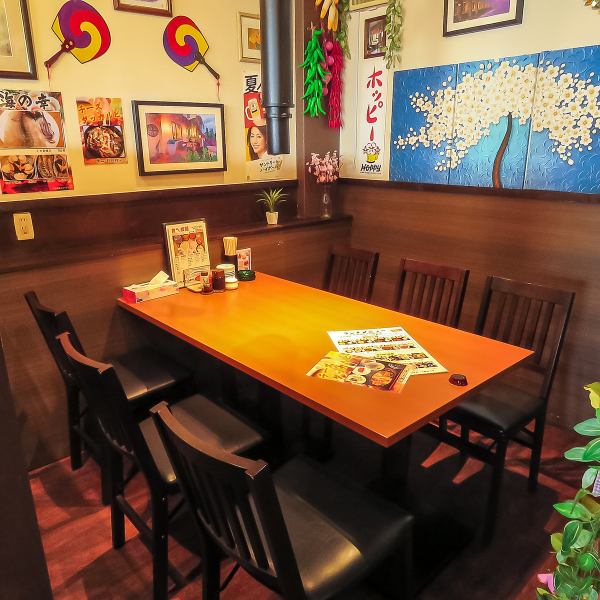 6名様までOKの半個室のテーブル席。ご家族などのご利用に◎各テーブルも仕切りが高くプライベートの空間でゆったりとお食事をお愉しみいただけます。