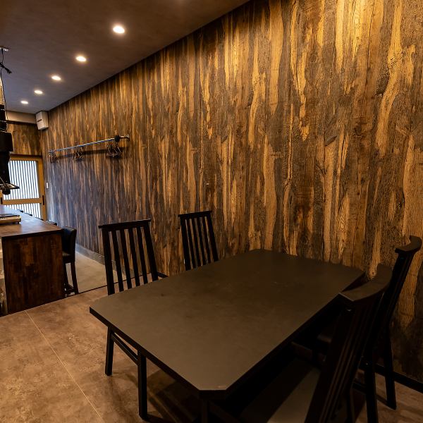 アメリカンモダンを取り入れた洗練されたインテリア。カウンター席でシェフの技を間近に感じ、テーブル席ではゆったりと贅沢な時間を過ごせます。希少部位の和牛を味わいながら、デザイン性と美食が融合する非日常を体験。