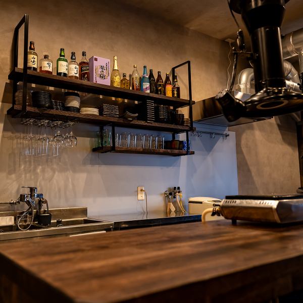 ミッドセンチュリーの温もりある木材とスタイリッシュな照明が演出する大人の雰囲気。カウンターでライブ感を楽しみ、テーブルで会話を弾ませる。黒毛和牛の旨みと空間美が織りなす、唯一無二の高級焼肉体験をお届けします。