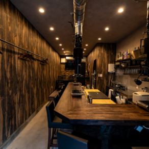 洗練されたミッドセンチュリーの空間で、上質なカウンター席に腰掛ける贅沢。目の前で焼き上げるライブ感と香りが、日常を忘れさせる特別なひとときを演出し、五感で味わう至福をお届けします。