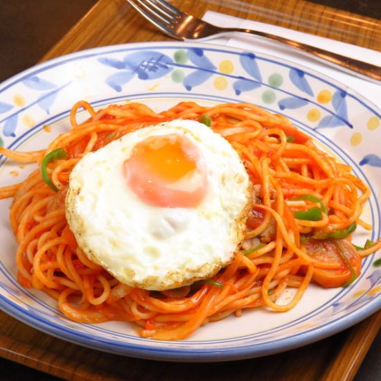 受歡迎的午餐套餐包括飲料、沙拉和湯 1000 日元！