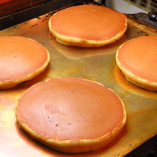 Homemade pancakes baked on a copper plate!! The slightly sweet aroma will whet your appetite! 650 JPY (incl. tax)