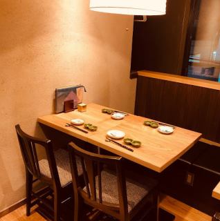 開放的な店内には、木の温もりが心地良いテーブル席を完備。ご家族やご友人との和やかなお食事におすすめです。アットホームな雰囲気の中で、二子玉川駅近の好立地を活かしたサク飲みなど、多彩なシーンでご利用いただけます。