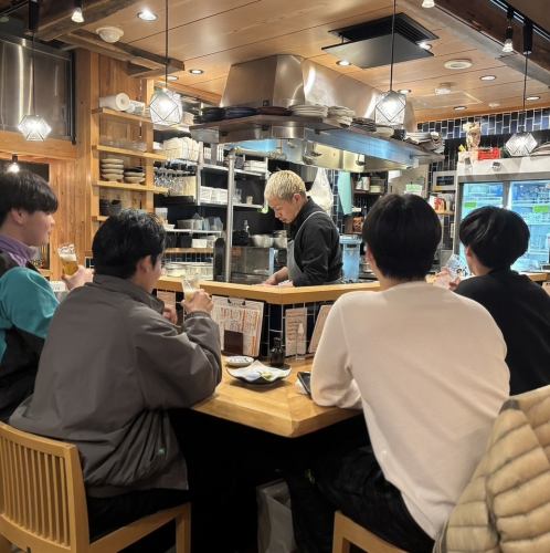 <p>【ライブ感が楽しめる特等席！】目の前がオープンキッチンになっているカウンター席は、職人の華麗な技を間近で見られる特等席です◎魚を捌き、調理していく臨場感はまさにライブ！仕事終わりのサク飲みや、お一人様での利用にも最適です。木の温もりが心地良い和風のデザインで、ゆったりとお寛ぎください♪</p>