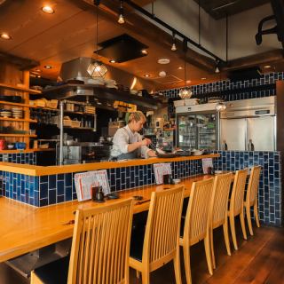 料理のライブ感が楽しめるカウンター席は、お一人様はもちろん、デートにも最適な特等席です。オープンキッチンなので、職人の華麗な技を目の前で堪能できます◎プレミアムな日本酒をじっくり傾けながらお過ごしください。