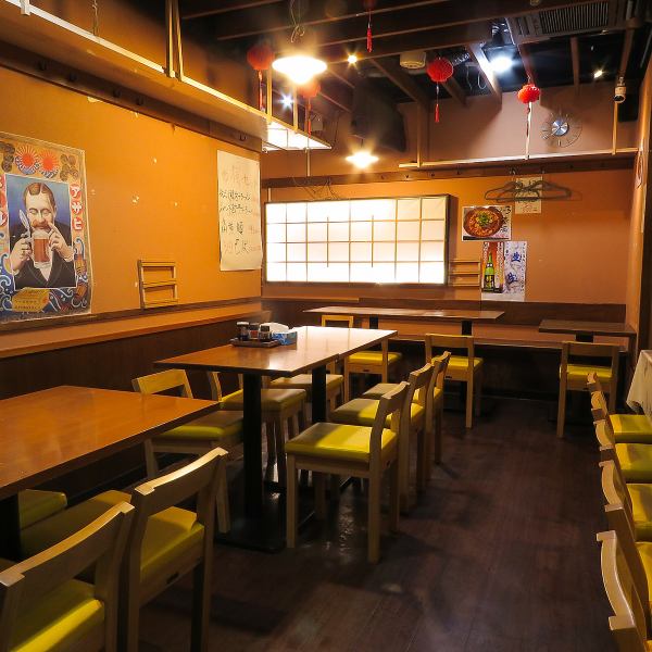 [Recommended for small parties★] We have many tables for 4 and 2 for small parties.The interior of the restaurant is clean and well-lit, with moderately dimmed lighting that gently illuminates the dining table, creating a calm atmosphere.Please feel free to use it for company banquets or meals with friends.