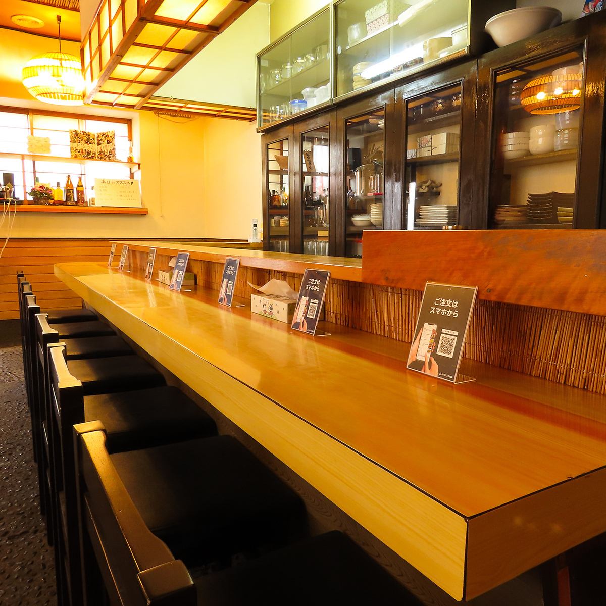 カウンター席メインの店内で店主との会話と料理をご堪能ください