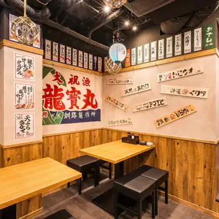 使い勝手抜群のテーブル席！広々とした空間でついつい会話も弾みます♪