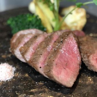 C. 午餐 [仅限预订（请向下滚动查看明年一月起的预订信息。内容可能会有所更改）