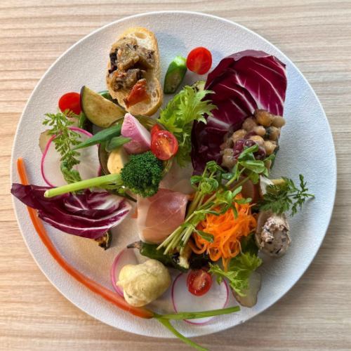 계절의 식재료를 듬뿍 사용한 모듬