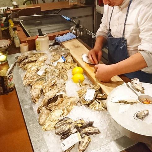 OYSTER BAR where you can enjoy fresh oysters all year round ★