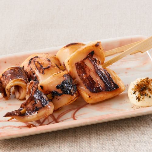 Grilled squid skewers (with black shichimi)