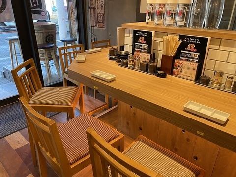 カウンター席もご用意♪今宵は「餃子」や自慢の「もつ鍋」を楽しみながらワイワイお食事などいかがでしょうか☆