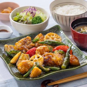 季節の野菜と豚と鶏つくねの黒酢あん