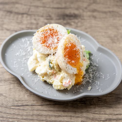 半熟たまごとチーズのポテサラ