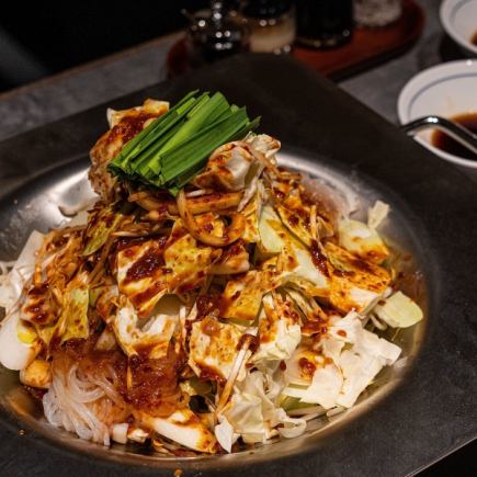 【爱吃辣的必吃!】弹牙的内脏和香辣的味噌最棒了! “滝鳴門”套餐 6,500 日元